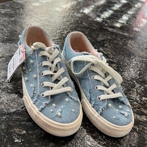 Beautiful pearls distressed jeans sneakers for girl.